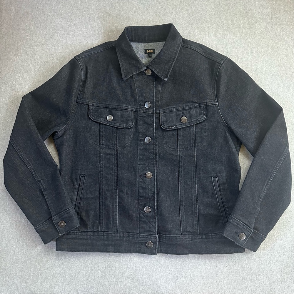 Lee Women’s Black Denim Jacket. Large. Button closure.